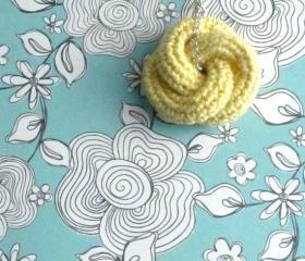 Etarnally. Crochet knot pendant in pale yellow