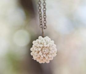 Cream-Ivory Chrysanthemum Flower Antique Brass Necklace Bridesmaid Gifts - Champagne