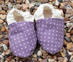 Baby booties, Purple spots and cream - newborn