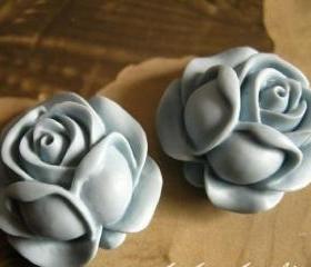 4x Delicate Blue Vintage Inspired Resin Rose Bud Cabochons