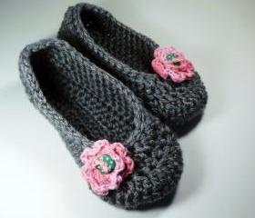 Women's house shoes, slippers, gray with pink rose and green polka dot buttons