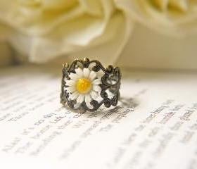 Vintage White Daisy Ring. Purity. Innocence. Language Of Love. Antique Brass Filigree Ring. Romantic Victorian Style