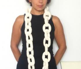 Big Alcatraz, crochet chain neckwarmer, necklace in off white