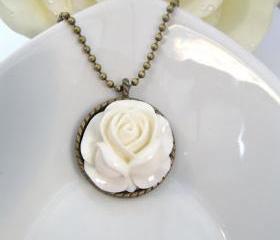 Vintage style necklace with offwhite flower