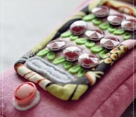 An apple's touch iPhone cozy in shades of Pink 