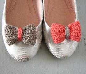 Opposites attract. Crochet bow shoe clips.Coral and sand.
