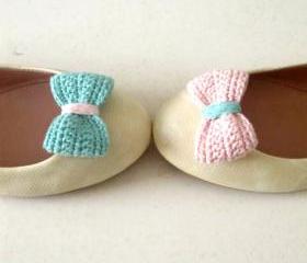 Opposites attract. Crochet bow shoe clips.Mint green and pink.