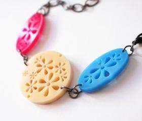 hot pink cream and blue bracelet - floreal flower spring summer plexiglass and black metal chain