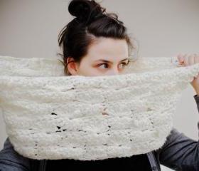 Chunky Starry Lace Crochet Infinity Cowl in Cream