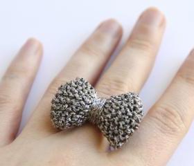 Bow ring knitted in gun metal grey