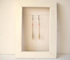 Earrings with raw brass drop charm, freshwater pearl and glass bead - Clementine