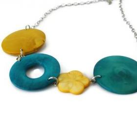 Chunky necklace in yellow and teal. Perfect spring and summer fashion. 