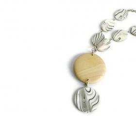 Chunky necklace in beige, black and white lake shells and wood beads. Perfect summer fashion.. Wood necklace.