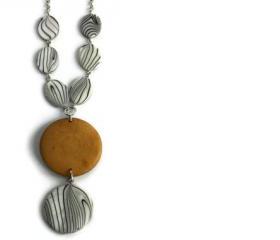 Chunky necklace in brown, black and white lake shells and wood beads. Perfect summer fashion necklace. Wood necklace.