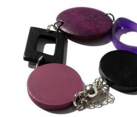 Chunky bracelet in grape purple and black with magnetic clasp. Bead bracelet. Ready to ship.