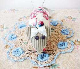 mouse pincushion with cute heart pins