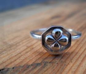 Clover ring, Style B