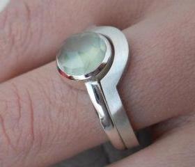 Prehnite ring with fitted band
