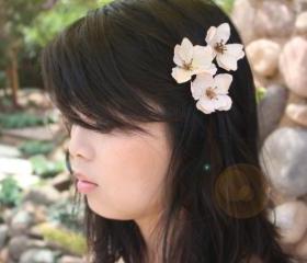 Flower hair clip, wedding hair clip, ivory flower clip, bridesmaid hair clip, flower girl hair clip