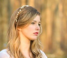 Bridal tiara with white berries, woodland bridal wreath