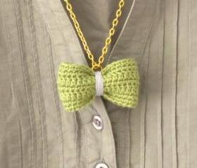 Crochet bow pendant. Moss green and lavender cotton yarn.