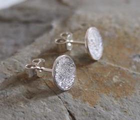Silver circular earrings: Reticulated circular sterling silver earring stud.