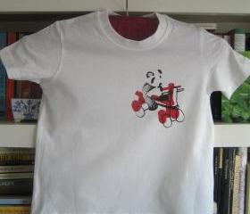 panda on red tricycle - toddlers t-shirt