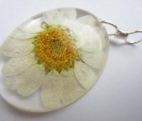 Dried Flower Resin Pendant, Pressed Flower Pendant, Cabochon Pendant, Real Flower Jewellery, Daisy Pendant