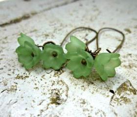 Baby bell flower Earrings. Green flowers. Brass Jewelry. Earrings. Brass earrings. Green Earrings. Bohemian. Kidney ear wires.