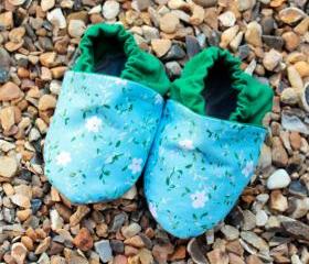 Baby booties, blue and white flowers with green, 0-6 months