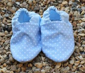 Baby Booties - Pale blue mini polka dots, 3-9 months