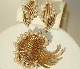 Vintage Trifari Demi Parure 60s Pearl & Rhinestone Brooch Pin & Earrings Set