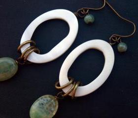 Mother Of Pearl Hoop earrings-Green agate & Nacre Boho Earrings