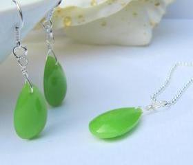 Jewelry set. Apple green jade necklace and matching earrings