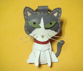 Julian the Cat leather keychain ( Grey / White )