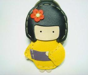 Sakura the Geisha Doll leather keychain ( Yellow )