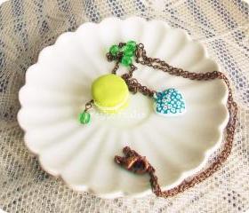 Oh la la Macaron parisien au pistache, French macaron necklace in green and blue, vintage style