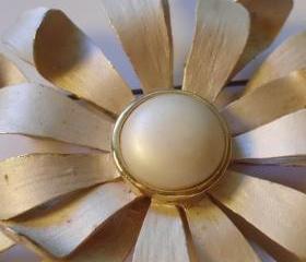 vintage frosty flower brooch