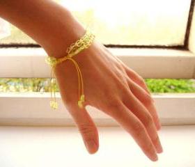 Chinese knot bracelet with yellow glass star beads - Stars in lemon sherbet