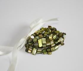 Set of three stretch bracelets in green mother of pearl 
