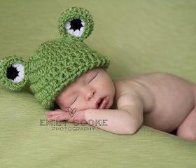 Crochet frog beanie hat in green, white, black for baby boys and girls photo prop - newborn size