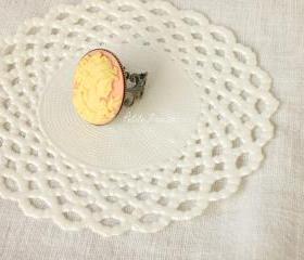 Agata, vintage style cameo ring in cream white and antique pink, 