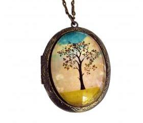 Vintage Style Art Locket with Beautiful Tree