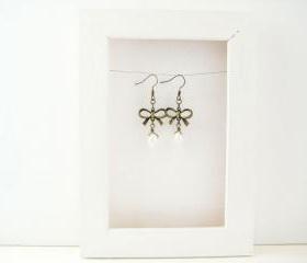 Earrings with bow charm and freshwater pearls - A little romance