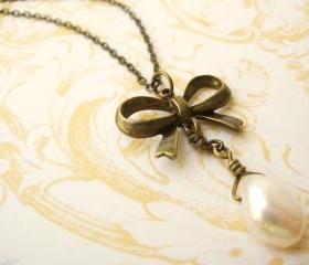 Necklace with brass bow and freshwater pearl - A little romance
