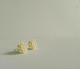 Ivory Daisy Cabachone Earrings