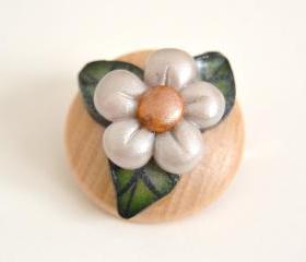 Daisy flower round brooch in polymer clay and wood 