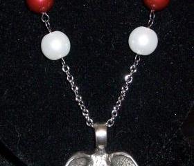Alabama Crimson Tide necklace with bordeaux and white swarovski pearls
