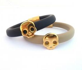 Black or Beige Oval Rubber bracelet with a gold plated skull and magnetic clasp