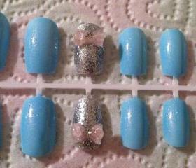 Sparkle nails with bows